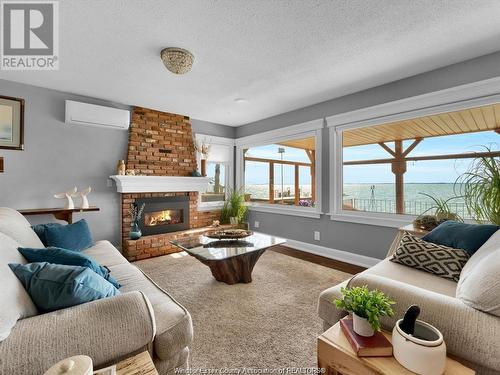 39 Woodbridge Drive, Amherstburg, ON - Indoor Photo Showing Living Room With Fireplace