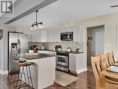 39 Woodbridge Drive, Amherstburg, ON - Indoor Photo Showing Kitchen With Upgraded Kitchen