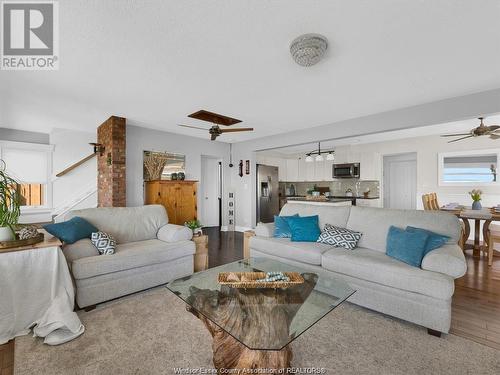 39 Woodbridge Drive, Amherstburg, ON - Indoor Photo Showing Living Room