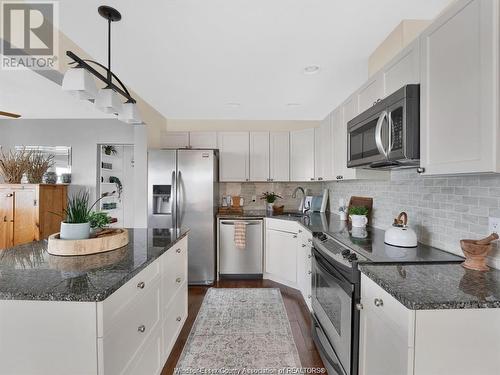 39 Woodbridge Drive, Amherstburg, ON - Indoor Photo Showing Kitchen With Upgraded Kitchen