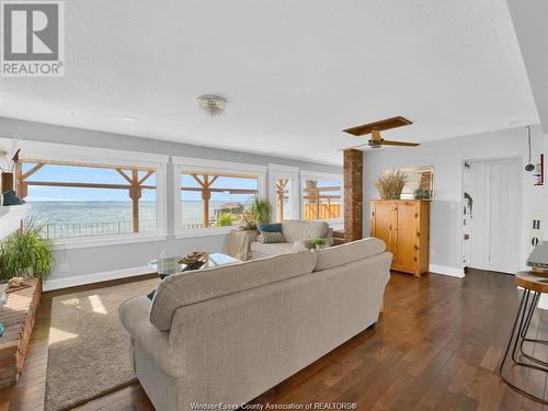 39 Woodbridge Drive, Amherstburg, ON - Indoor Photo Showing Living Room