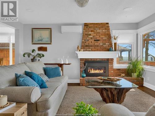 39 Woodbridge Drive, Amherstburg, ON - Indoor Photo Showing Living Room With Fireplace