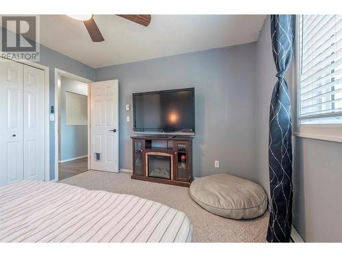 4202 Alexis Park Drive Unit# 215, Vernon, BC - Indoor Photo Showing Bedroom