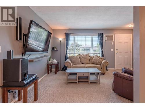 4202 Alexis Park Drive Unit# 215, Vernon, BC - Indoor Photo Showing Living Room