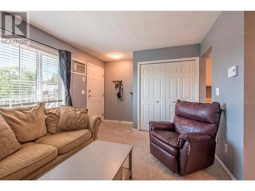 4202 Alexis Park Drive Unit# 215, Vernon, BC - Indoor Photo Showing Living Room