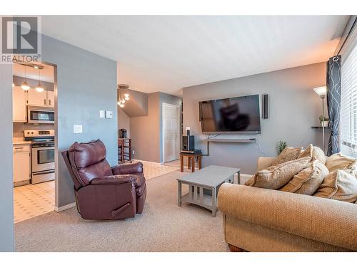 4202 Alexis Park Drive Unit# 215, Vernon, BC - Indoor Photo Showing Living Room