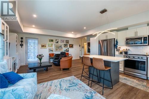 104 - 120 Summersides Boulevard, Pelham (662 - Fonthill), ON - Indoor Photo Showing Kitchen With Stainless Steel Kitchen