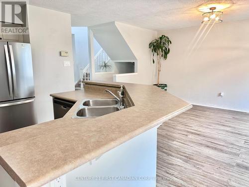 21 Axford Parkway, St. Thomas, ON - Indoor Photo Showing Kitchen With Double Sink