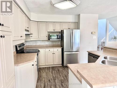 21 Axford Parkway, St. Thomas, ON - Indoor Photo Showing Kitchen With Double Sink