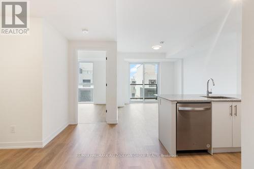 402 - 345 Wheat Boom Drive, Oakville, ON - Indoor Photo Showing Kitchen