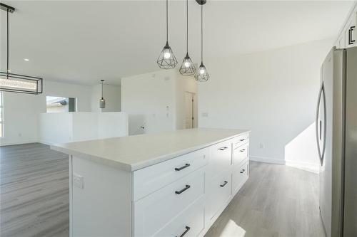 41 Falcon Drive, New Bothwell, MB - Indoor Photo Showing Kitchen