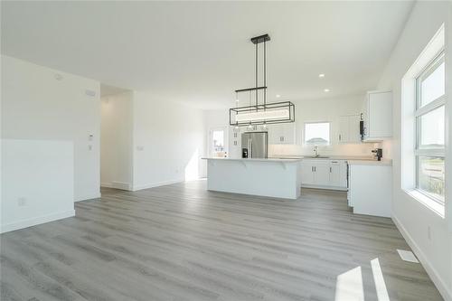 41 Falcon Drive, New Bothwell, MB - Indoor Photo Showing Kitchen