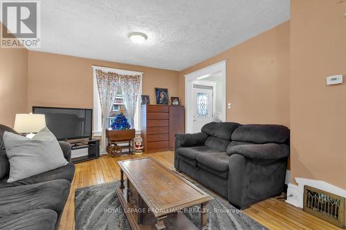 30 Cedar Street, Belleville, ON - Indoor Photo Showing Living Room