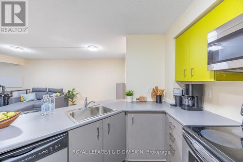 1001 - 25 Grenville Street, Toronto, ON - Indoor Photo Showing Kitchen