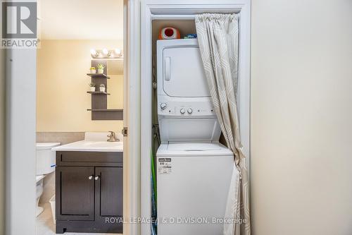 1001 - 25 Grenville Street, Toronto, ON - Indoor Photo Showing Laundry Room