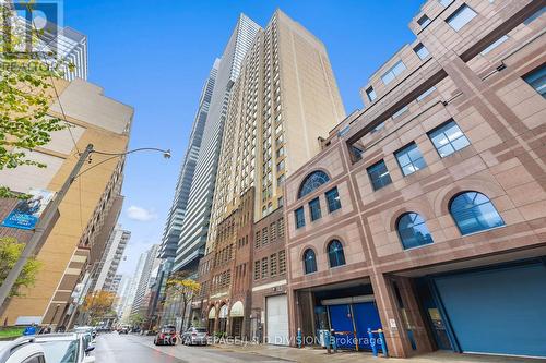 1001 - 25 Grenville Street, Toronto, ON - Outdoor With Facade