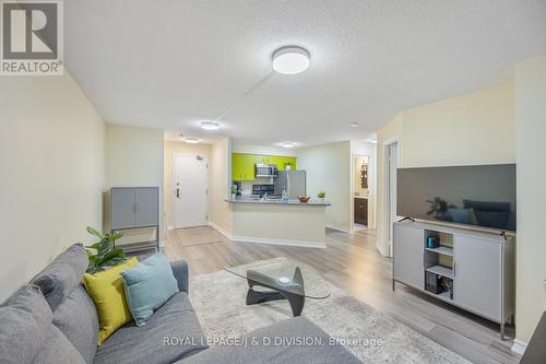 1001 - 25 Grenville Street, Toronto, ON - Indoor Photo Showing Living Room