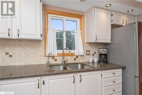 726 Greycedar Crescent, Mississauga, ON - Indoor Photo Showing Kitchen With Double Sink