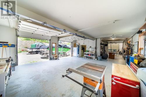 9881 Estates Road, Cranbrook, BC - Indoor Photo Showing Garage