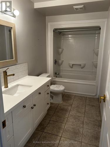 1056 Beach Boulevard, Hamilton (Hamilton Beach), ON - Indoor Photo Showing Bathroom