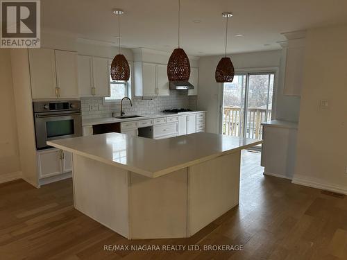 1056 Beach Boulevard, Hamilton (Hamilton Beach), ON - Indoor Photo Showing Kitchen With Upgraded Kitchen