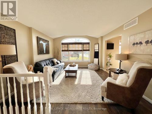 118 Raglan Street, Brighton, ON - Indoor Photo Showing Living Room