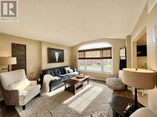 118 Raglan Street, Brighton, ON - Indoor Photo Showing Living Room