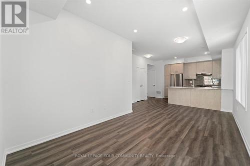 Th 207 - 141 Honeycrisp Crescent, Vaughan, ON - Indoor Photo Showing Kitchen