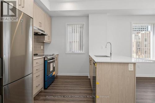 Th 207 - 141 Honeycrisp Crescent, Vaughan, ON - Indoor Photo Showing Kitchen With Upgraded Kitchen