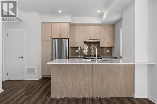 Th 207 - 141 Honeycrisp Crescent, Vaughan, ON - Indoor Photo Showing Kitchen