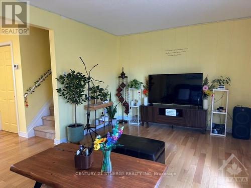 3133 Quail Drive, Ottawa, ON - Indoor Photo Showing Living Room