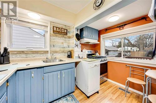 399 Mitton Street South, Sarnia, ON - Indoor Photo Showing Kitchen