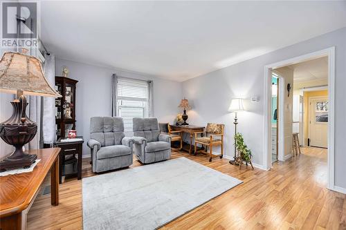 399 Mitton Street South, Sarnia, ON - Indoor Photo Showing Living Room