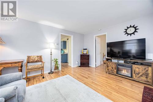 399 Mitton Street South, Sarnia, ON - Indoor Photo Showing Living Room