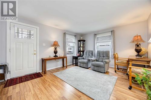 399 Mitton Street South, Sarnia, ON - Indoor Photo Showing Living Room