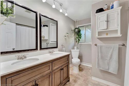 200 Memorial Drive, Brantford, ON - Indoor Photo Showing Bathroom