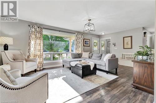 200 Memorial Drive, Brantford, ON - Indoor Photo Showing Living Room