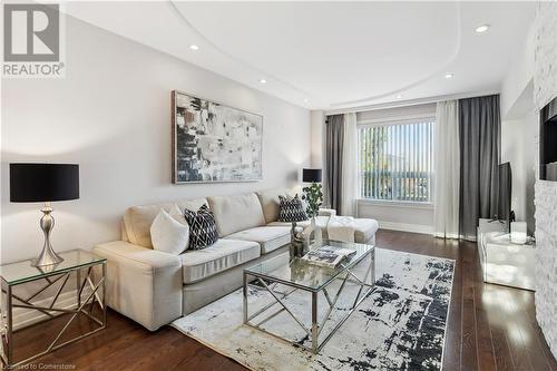 1221 Dundix Road Unit# 176, Mississauga, ON - Indoor Photo Showing Living Room