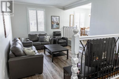 312 Oak Avenue, Strathroy-Caradoc (Sw), ON - Indoor Photo Showing Living Room