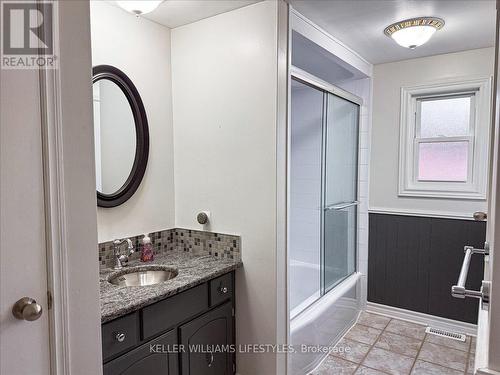 312 Oak Avenue, Strathroy-Caradoc (Sw), ON - Indoor Photo Showing Bathroom