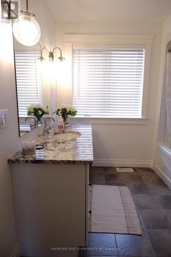 145 Tarry Parkway, Aylmer (Ay), ON - Indoor Photo Showing Bathroom