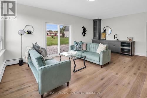 557 Walden Boulevard, Fort Erie (333 - Lakeshore), ON - Indoor Photo Showing Living Room