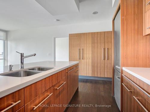 4001-80 John St, Toronto, ON - Indoor Photo Showing Kitchen With Double Sink