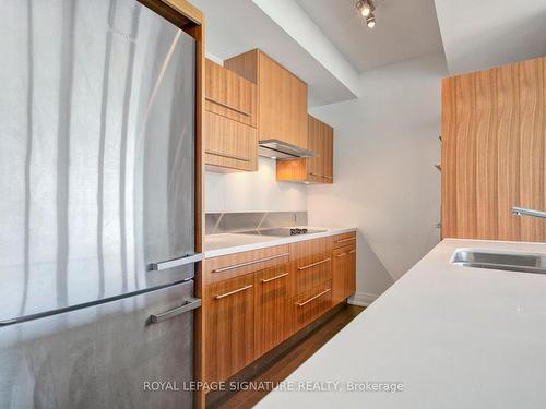 4001-80 John St, Toronto, ON - Indoor Photo Showing Kitchen With Double Sink