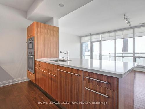 4001-80 John St, Toronto, ON - Indoor Photo Showing Kitchen