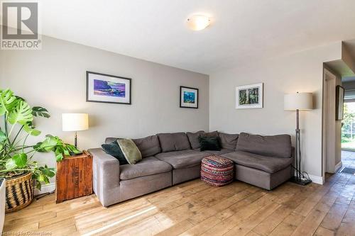 136 East 21St Street, Hamilton, ON - Indoor Photo Showing Living Room