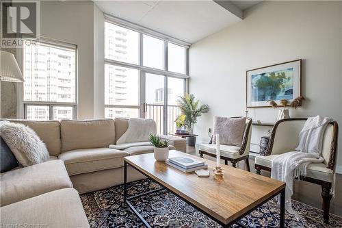 66 Bay Street S Unit# 612, Hamilton, ON - Indoor Photo Showing Living Room