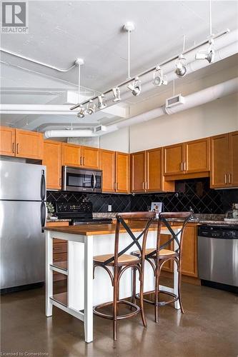 66 Bay Street S Unit# 612, Hamilton, ON - Indoor Photo Showing Kitchen