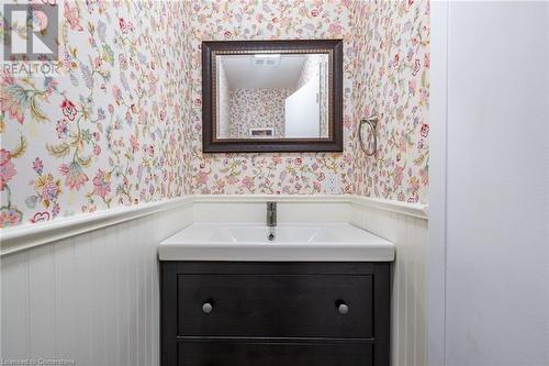 60 Inverness Avenue W, Hamilton, ON - Indoor Photo Showing Bathroom