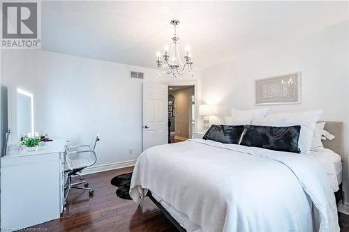 3 Oldenburg Road, Carlisle, ON - Indoor Photo Showing Bedroom